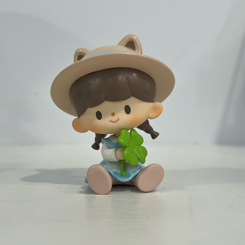 Lucky Cat figurine | Finding Unicorn - Flower Tour series |